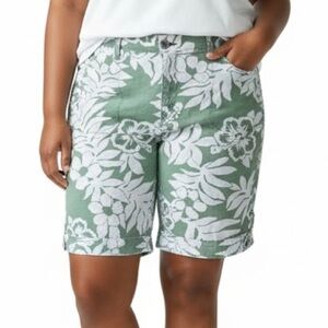 Lee Green and White Bermuda Shorts for Casual Summer Style